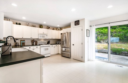 Coupeville House | Adorable island home with beach access, tennis courts, backyard, WiFi & W/D
