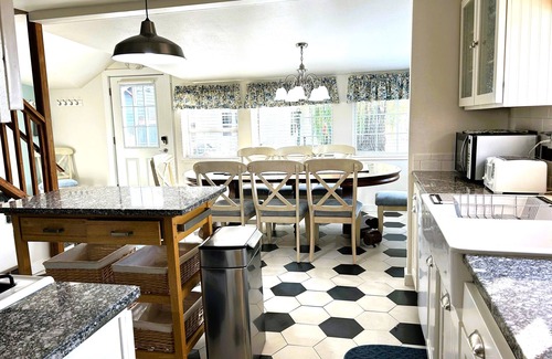 Sandpoint House | Adorable Lake Street Cottage ~ Walk to town ~ Bikes included!