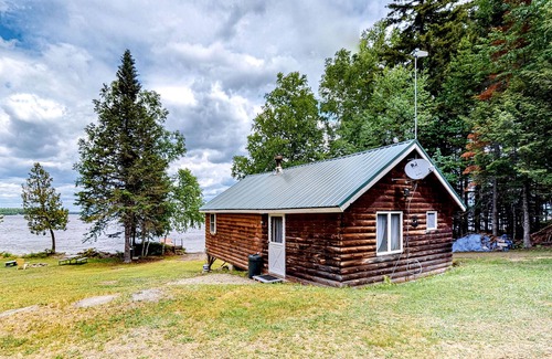 Rockwood Cabin | Adorable lakefront getaway with private beach, dock & wood stove