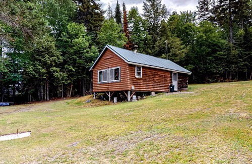 Rockwood Cabin | Adorable lakefront getaway with private beach, dock & wood stove