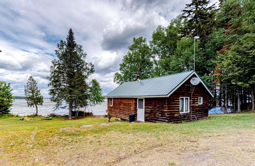 Rockwood Cabin | Adorable lakefront getaway with private beach, dock & wood stove
