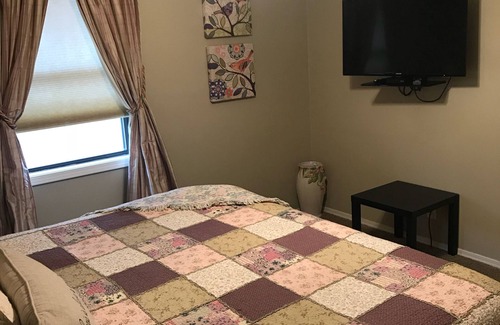 Holiday Island House | Adorable Lakeside Getaway! Minutes from downtown Eureka and White River Fishing!