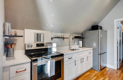 Cole House | Adorable Loft - 1bed/1bath with sunny deck - (30-day min)