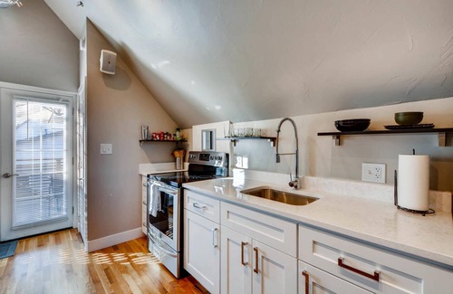 Cole House | Adorable Loft - 1bed/1bath with sunny deck - (30-day min)
