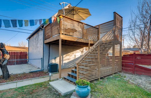 Cole House | Adorable Loft - 1bed/1bath with sunny deck - (30-day min)
