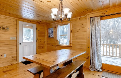 Franconia House | Adorable Log Cabin with Fast WiFi, Mountain Views, Deck, & Gas Fireplace