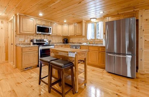 Franconia House | Adorable Log Cabin with Fast WiFi, Mountain Views, Deck, & Gas Fireplace