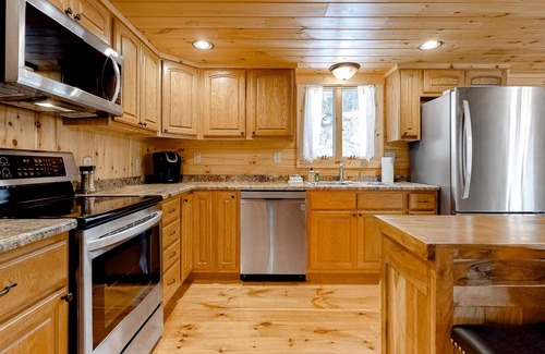 Franconia House | Adorable Log Cabin with Fast WiFi, Mountain Views, Deck, & Gas Fireplace