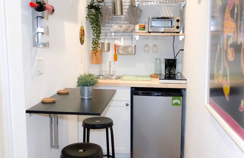 United Central Apartment | Adorable Modern Studio West, Clean & Comfy