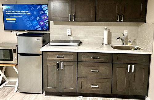 Tukwila Apartment | Adorable New 1 bedroom 5 minute to Airport and Shopping!