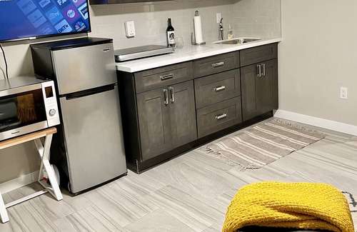 Tukwila Apartment | Adorable New 1 bedroom 5 minute to Airport and Shopping!