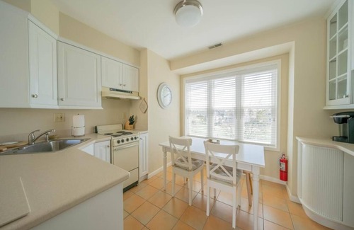Stone Harbor Condo | Adorable Oceanview condo steps to Stone Harbor Beaches