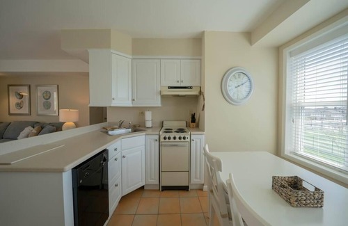 Stone Harbor Condo | Adorable Oceanview condo steps to Stone Harbor Beaches