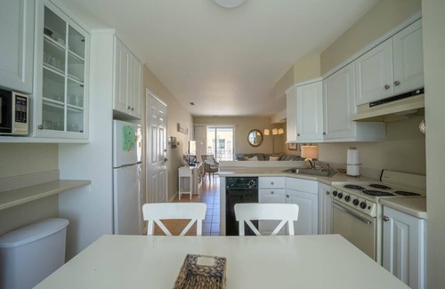 Stone Harbor Condo | Adorable Oceanview condo steps to Stone Harbor Beaches