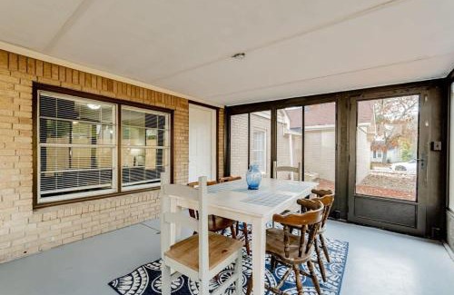 Columbia House | Adorable on Taylor-15 mins to Downtown- Front Unit