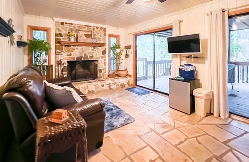 Tate Cottage | Adorable One Bedroom Guest Suite with Hot Tub & Mountain Views