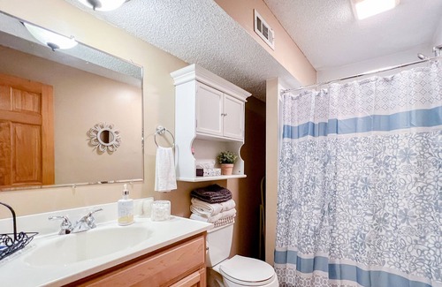 Tate Cottage | Adorable One Bedroom Guest Suite with Hot Tub & Mountain Views