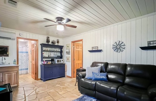 Tate Cottage | Adorable One Bedroom Guest Suite with Hot Tub & Mountain Views