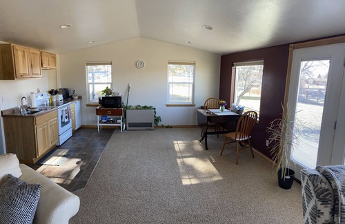 Hamilton Cottage | Adorable Out of Town Guest House