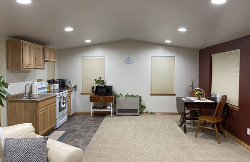 Hamilton Cottage | Adorable Out of Town Guest House