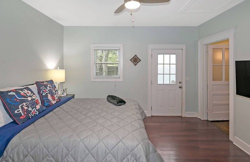 Edgewood House | Adorable PET FRIENDLY/Walkable to everything you need/ Relax on porch/ fenced BY/ covered Parking