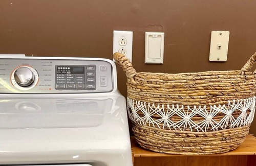 Brentwood Apartment | Adorable place, KING Bed close to everything.