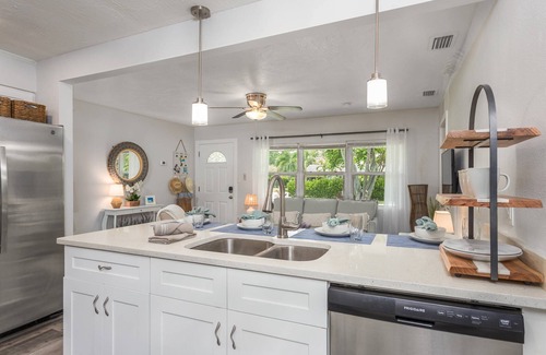 Arlington Park House | Adorable "Seagrass Cottage" | Near Sarasota Beaches | Dog Friendly | Hot Tub & Gazebo