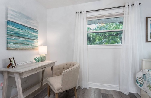 Arlington Park House | Adorable "Seagrass Cottage" | Near Sarasota Beaches | Dog Friendly | Hot Tub & Gazebo