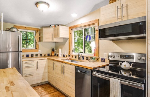 Freeland Cottage | Adorable Single-Level Cottage with Free WiFi, Full Kitchen, & Furnished Porch