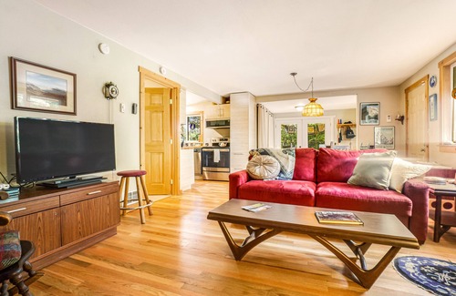 Freeland Cottage | Adorable Single-Level Cottage with Free WiFi, Full Kitchen, & Furnished Porch