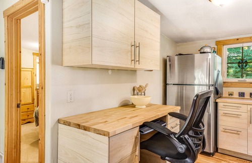 Freeland Cottage | Adorable Single-Level Cottage with Free WiFi, Full Kitchen, & Furnished Porch