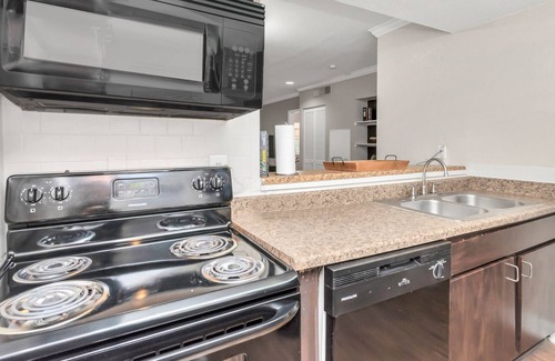 Greenway Plaza-Upper Kirby Apartment | Adorable spacious 2 bedroom 2 bathrooms + Pool