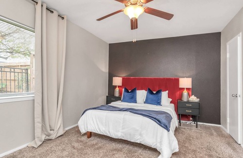 Greenway Plaza-Upper Kirby Apartment | Adorable spacious 2 bedroom 2 bathrooms + Pool