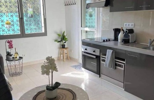 L'Ariane Apartment | Adorable studio (sleeps 3) with parking and outdoor space
