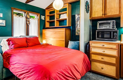 Kingston Apartment | Adorable Studio W/ Private Sauna, In-floor Radiant Heat, Kitchenette & Free WiFi