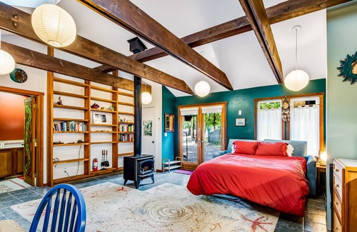 Kingston Apartment | Adorable Studio W/ Private Sauna, In-floor Radiant Heat, Kitchenette & Free WiFi