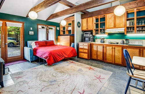 Kingston Apartment | Adorable Studio W/ Private Sauna, In-floor Radiant Heat, Kitchenette & Free WiFi