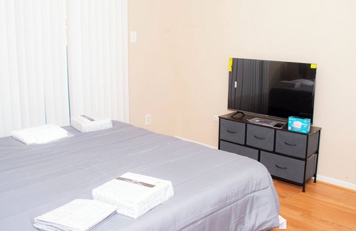 South Main Condo | Adorable three bed two bath Condo by Medical Center/Rodeo/NRG