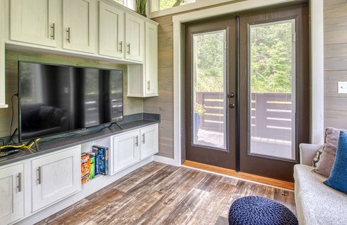 Qualla House | Adorable tiny bungalow with furnished, covered porch, large Smart TV, & W/D