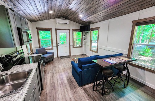 Guntersville Apartment | Adorable Tiny House Cabin- Lake Guntersville