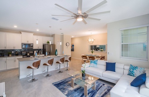 Kissimmee Ski Chalet | Adorable Townhouse 4Bed/3Bath/Pool/5Min Disney