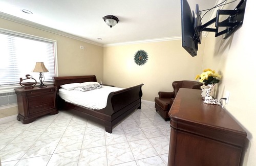 Garden Grove House | Adorable vacation unit near Disneyland
