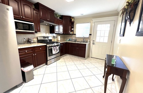 Garden Grove House | Adorable vacation unit near Disneyland