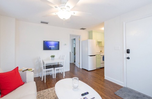 Dunedin Cottage | Adorable Villa 1 min to Downtown Dunedin