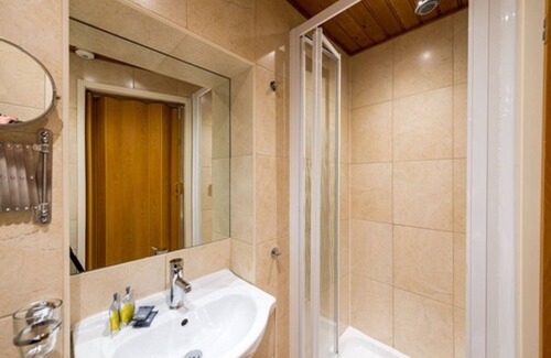 Hammersmith Broadway Hotel | Adria Hotel