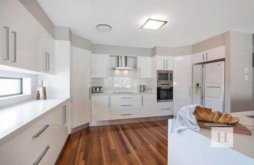 Summerland Point House | Adrift - Waterfront entertainer with Shared Jetty!