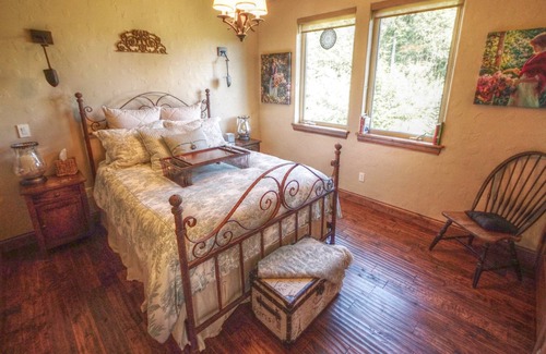 Mossyrock Apartment | Adult-Only Star of the North Suite