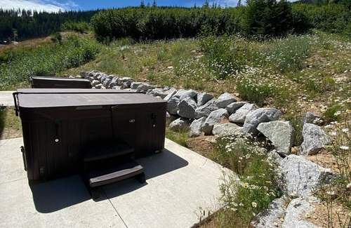 Sandpoint House | Adventure Awaits: Ski-In/Out Retreat with Spa, Steps from Schweitzer Village!