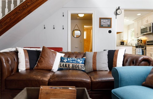 Cedar Glen House | Adventure Awaits! Spa & Short Walk to Lake/Dining/Shops