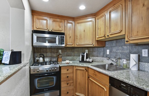 Midway Villa | Adventure Hub~Backcountry Ski|Snowmobile|Scuba Diving Villa 3022-1